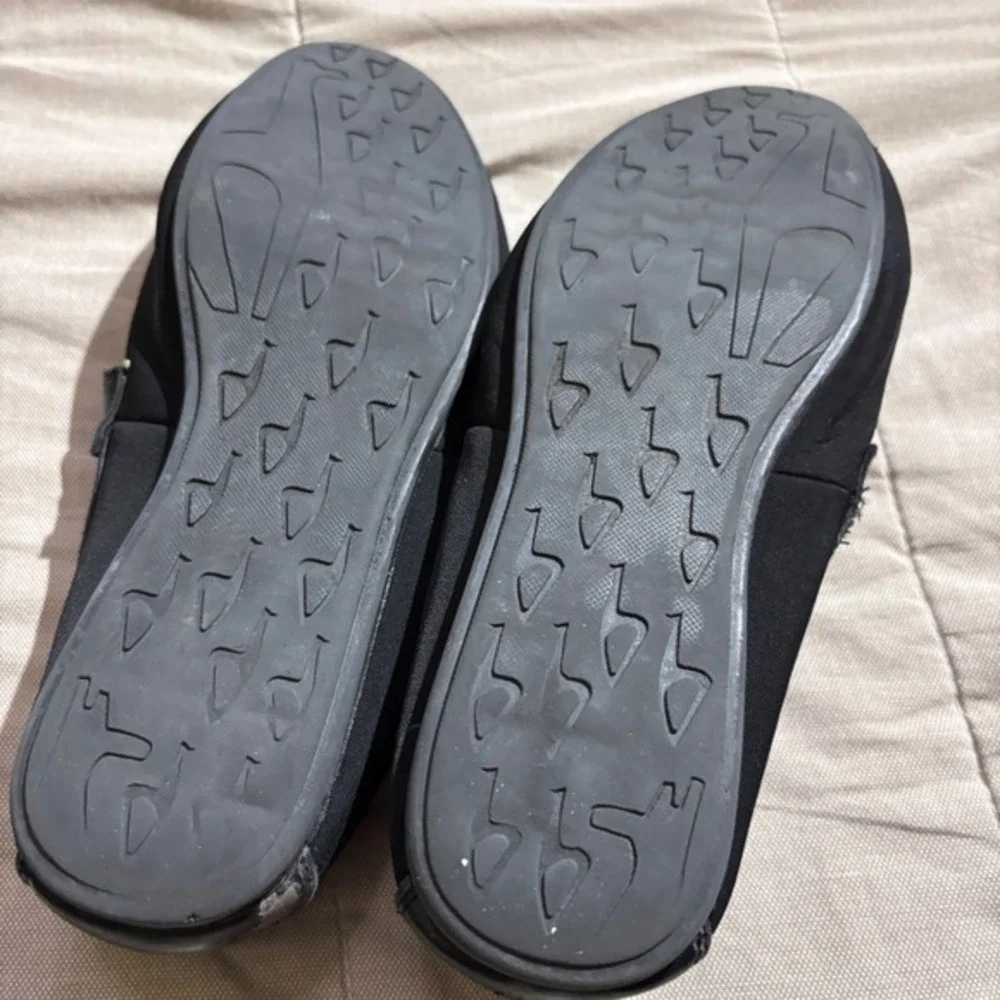 Mountrek Slip-On Loafers mens 11.5 Honeycomb Textured‎ Metal Buckle Black